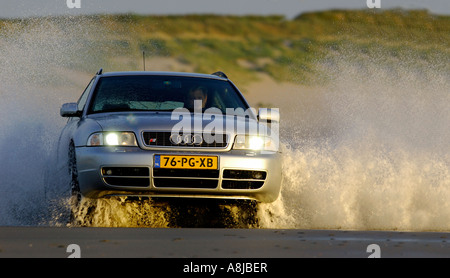 Audi S4 carro vettura V6 biturbo motore 2000 2001 Germania in piena azione sulla spiaggia A4 Trimestre proveniente dall'acqua Foto Stock