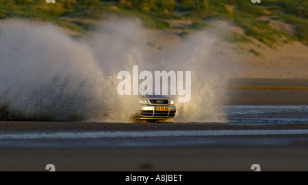 Audi S4 carro vettura V6 biturbo motore 2000 2001 Germania in piena azione sulla spiaggia A4 Trimestre side shot headhigh wave Foto Stock