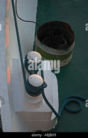 Hawser legato al posto barca bollard su un dock per mantenere la nave secure Foto Stock