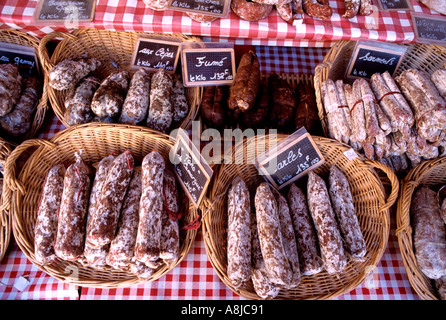 LE VARIETÀ DI SALSICCE FRANCESI COMMERCIALIZZANO la salsiccia DI CARNE e il saucisson esposti in cesti di vimini con lavagna prezzi euro Beaune mercato francese Francia Foto Stock