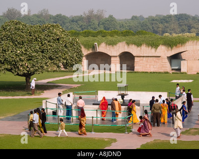 Raj Ghat Memoriale al Mahatma Gandhi con le famiglie asiatiche pagando i loro aspetti . La Vecchia Delhi India Asia Foto Stock
