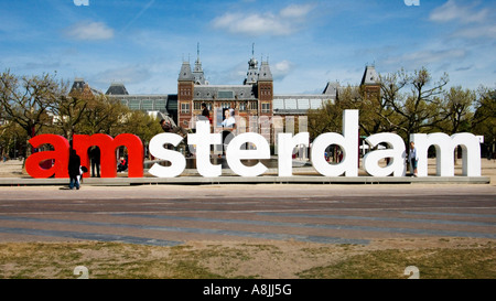 Grande cartello Amsterdam in città museo parco di fronte al Rijksmuseum Foto Stock