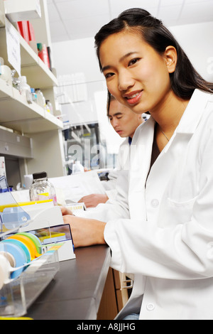 Il profilo laterale di una femmina di farmacista lavora in un laboratorio Foto Stock