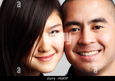 Ritratto di una giovane coppia sorridente Foto Stock