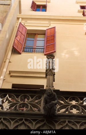 Bella finestra ritagliata sul chiamante del Bisbe Irurita a lato del Palau de la Generalitat Barcellona Spagna Foto Stock