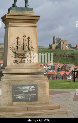 Risoluzione di Whitby Abbey memorial sulla collina al di là dello Yorkshire del nord sulla costa nord-est dell'Inghilterra Foto Stock