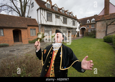 Colchester Town Crier Robert Needham in azione squilla il suo bell e urlando Foto Stock