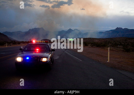 Blocco stradale al Red Rock wild fire Foto Stock