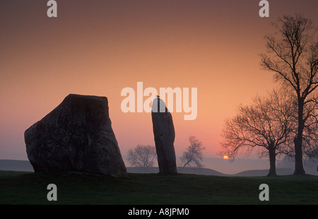 Alba antico circolo di pietra di Avebury Wiltshire, Inghilterra REGNO UNITO Foto Stock
