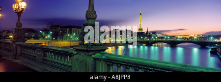 Sul Fiume Senna dalla Torre Eiffel al tramonto da Pont Alexandre III Parigi Francia Foto Stock