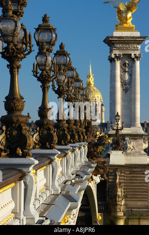 Pont Alexandre III ponte sul Fiume Senna con Hotel les Invalides al di là di Parigi Francia Foto Stock