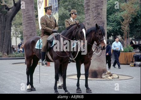 Polizia montata sulla Pattuglia in Plaza de Armas in Santiago del Cile Foto Stock