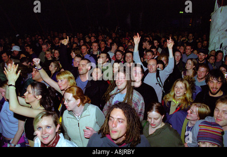 Discoteche e concerti rock con un sacco di gente in loro la folla che si diverte con luci luminose Foto Stock