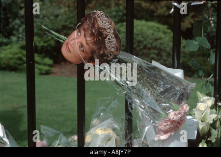 Regno Unito bouquet di fiori di cui al di fuori Kensington Palace poco dopo Lady Diana Spencer morte Londra Settembre 1997 Foto Stock