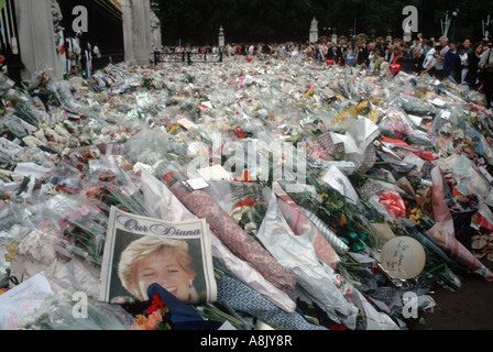 Regno Unito bouquet di fiori di cui al di fuori Kensington Palace poco dopo Lady Diana Spencer morte Londra Settembre 1997 Foto Stock