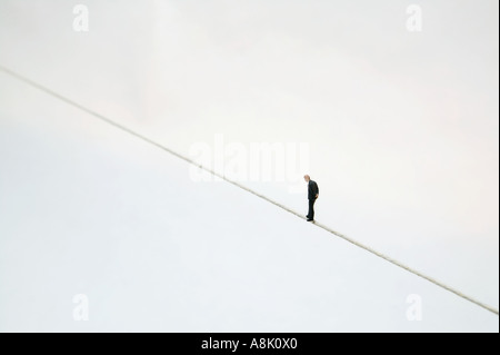 Modello uomo d affari a piedi una fune Foto Stock