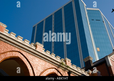 Asia Cina Hong Kong Kowloon Nathan Road St Andrews chiesa e highrise Foto Stock