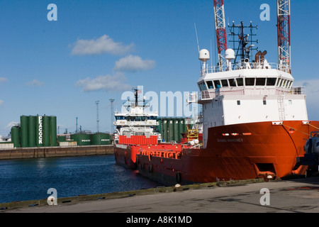 Oil Rig service nave nella città di Aberdeen Harbour, Aberdeenshire, Regno Unito Scozia Foto Stock
