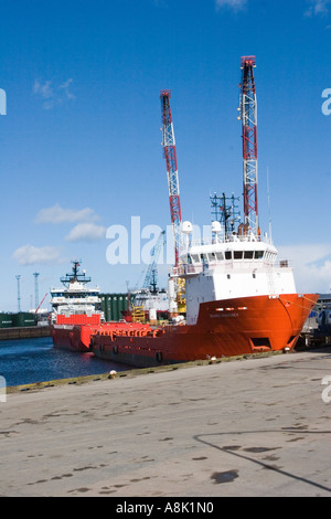 Aberdeen Harbour City Aberdeenshire Scotland Regno Unito scottish il petrolio del Mare del Nord approvvigionamento di navi edifici di forme di navi Foto Stock