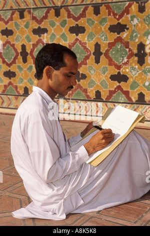 Il Pakistan, Lahore, Calligrapher, Wazir Khan moschea Foto Stock