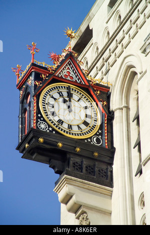 Enorme orologio colorato sul lato del Royal Courts of Justice London s Alta Corte del filamento Foto Stock