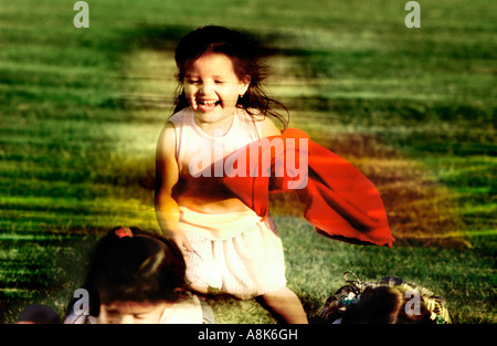 Bambino con parte superiore rossa divertendosi nel parco Foto Stock