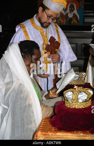 Sacramento del Matrimonio al Ortodossa Etiope Chiesa Tewahedo nel centro di Londra. Foto Stock
