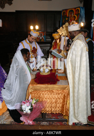 Sacramento del Matrimonio al Ortodossa Etiope Chiesa Tewahedo nel centro di Londra. Foto Stock