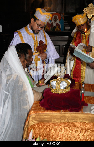 Sacramento del Matrimonio al Ortodossa Etiope Chiesa Tewahedo nel centro di Londra. Foto Stock