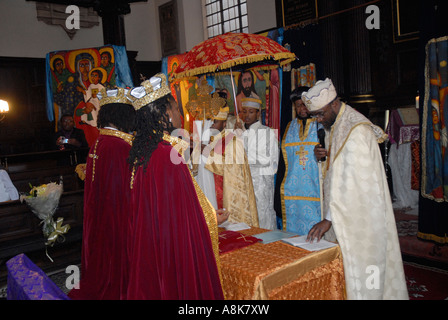 Sacramento del Matrimonio al Ortodossa Etiope Chiesa Tewahedo nel centro di Londra. Foto Stock