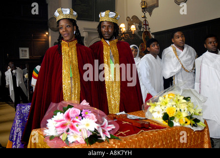 Sposa e lo sposo al sacramento del Matrimonio al Ortodossa Etiope Chiesa Tewahedo nel centro di Londra. Foto Stock