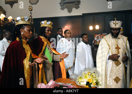 Sacramento del Matrimonio al Ortodossa Etiope Chiesa Tewahedo nel centro di Londra. Foto Stock