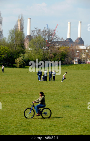 Larkhall Park nel Sud di Londra con Battersea Power Station in background. Foto Stock