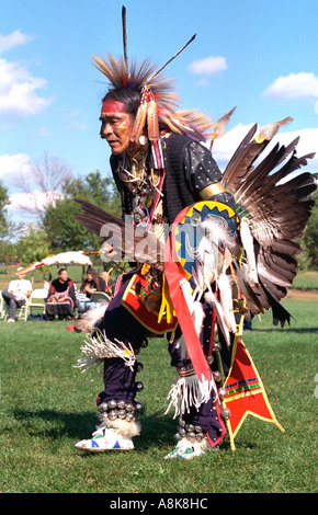 Native American Indian ballerina età 45 indossando abiti cerimoniali. Como Park tradizionale di un Powwow St Paul Minnesota USA Foto Stock