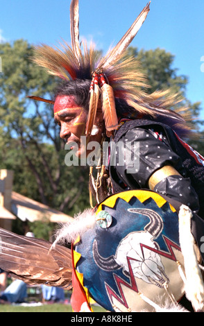 Nativi americani età ballerino 55 indossando abiti cerimoniali. Como Park tradizionale di un Powwow St Paul Minnesota USA Foto Stock