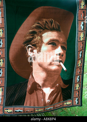 James Dean tappeti per la vendita al mercato delle pulci. Lago di battaglia Minnesota USA Foto Stock