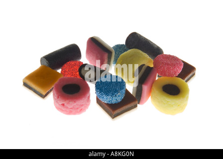 Chiudere orizzontale di un assortimento di liquirizia allsorts su uno sfondo bianco. Foto Stock