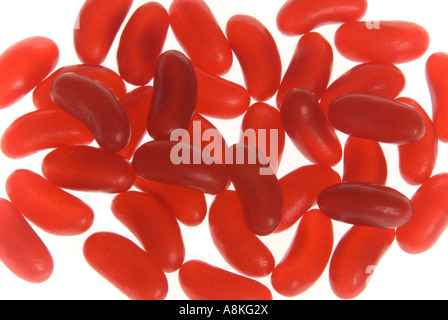 Sopraelevata orizzontale in prossimità delle partite di identica red Jelly Beans su uno sfondo bianco. Foto Stock