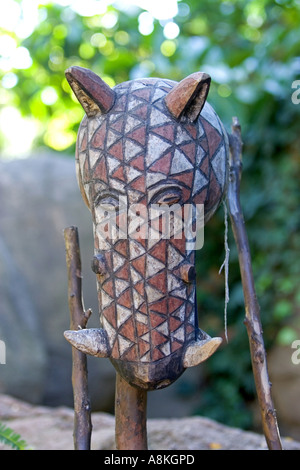 Scultura in legno della testa di cinghiale su un post in un zoo spagnolo o il Centro faunistico Foto Stock