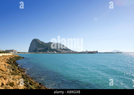 Vista sul mare a Gibilterra da La Linea in Spagna sulla Costa del Sol Foto Stock