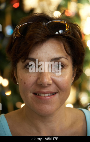Donna sorridente con gli occhiali da sole sul suo capo a Sydney nel Nuovo Galles del Sud Australia NSW KMH Foto Stock