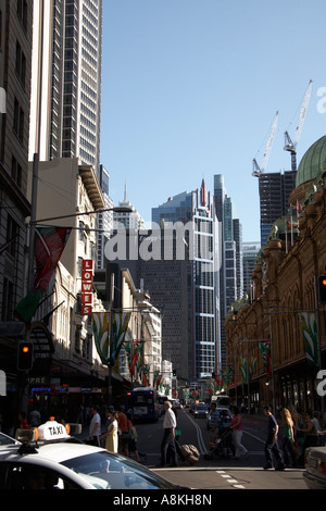 Vista verso sud lungo George St dal Market St con pedoni taxi e il traffico nel centro città di Sydney New South Wales NSW Australia Foto Stock