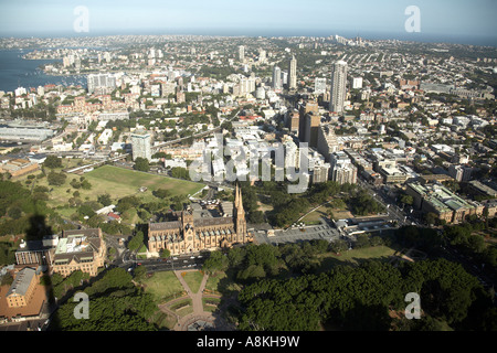 Alto livello semi obliquo vista aerea verso est verso Hyde Park St Mary s Cathedral e Woolloomooloo dalla parte superiore della Torre di Sydney in Sy Foto Stock