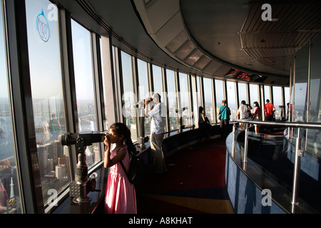 Persone e visitatori turistici guardando fuori presso il panorama dalla osservazione galleria di visualizzazione della Torre di Sydney a Sydney nel Nuovo Galles del Sud Foto Stock