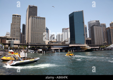Il quartiere centrale degli affari della città lo skyline del centro con il taxi acqueo harbour hotel al di là di Circular Quay di Sydney New South Wales NSW Foto Stock