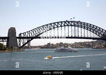 Harbour Bridge con Crociera in catamarano e nave acqua taxi boat a Sydney nel Nuovo Galles del Sud Australia NSW Foto Stock