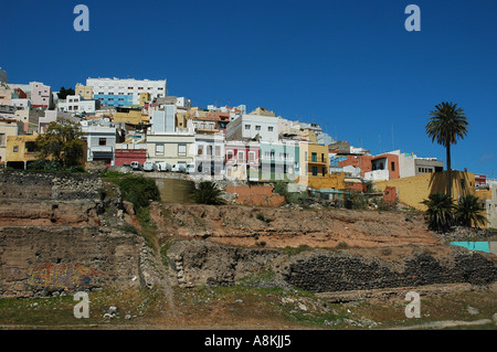 Case dipinte in una collina nel quartiere Barrio San Nicolas nella città di Las Palmas capitale dell'isola di Gran Canaria, una delle isole Canarie della Spagna Foto Stock