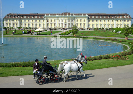 Carrozza a cavalli davanti a Ludwigsburg Palace, Ludwigsburg, Baden-Wuerttemberg, Germania, Europa Foto Stock