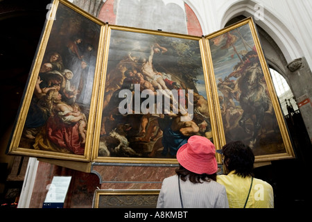 Due turisti femmina guarda un dipinto, erigendo la croce da Rubens, Anversa, Belgio Foto Stock