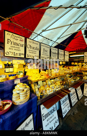 Formaggio e vino in stallo, Viktualienmarkt, Monaco di Baviera, Baviera, Baviera, Germania Foto Stock